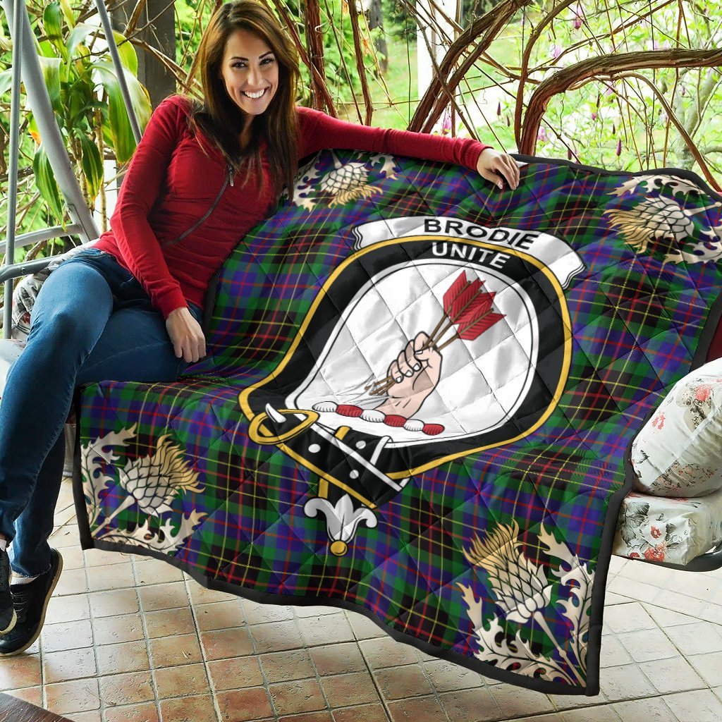 Brodie Hunting Modern Tartan Crest Premium Quilt - Gold Thistle Style