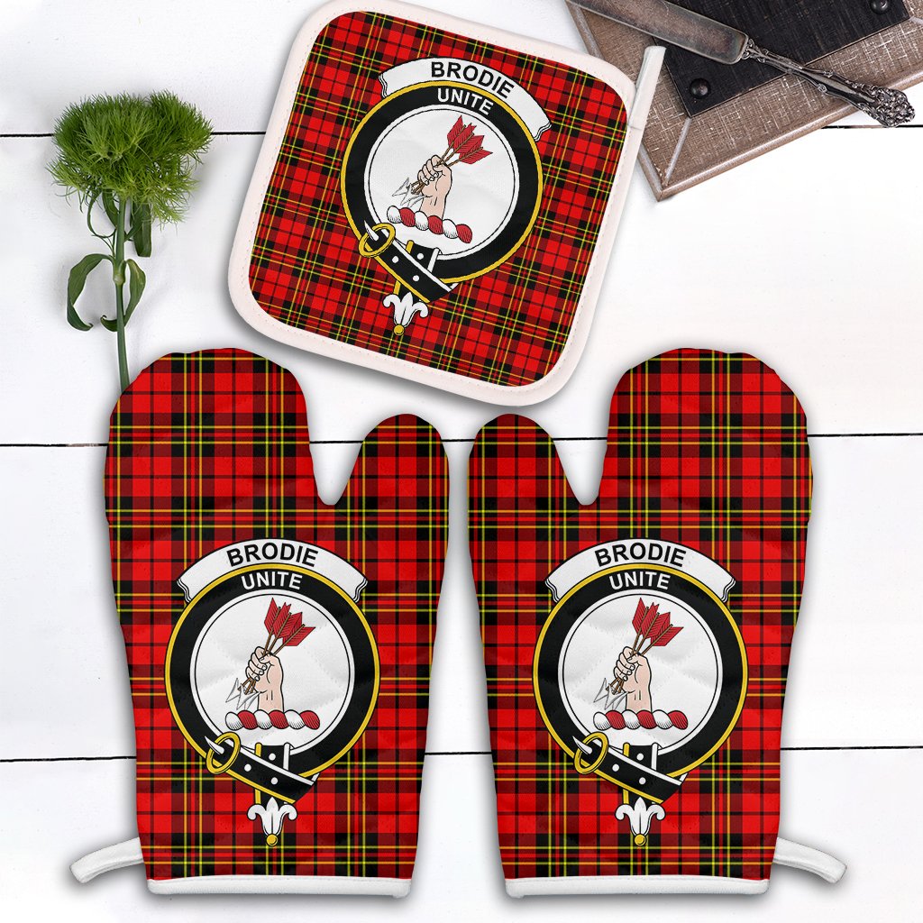 Brodie Modern Tartan Crest Oven Mitt And Pot Holder (2 Oven Mitts + 1 Pot Holder)