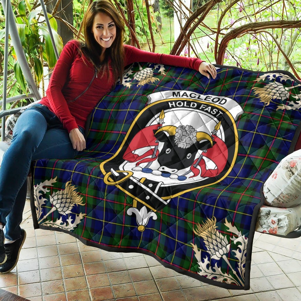 MacLeod of Harris Modern Tartan Crest Premium Quilt - Gold Thistle Style