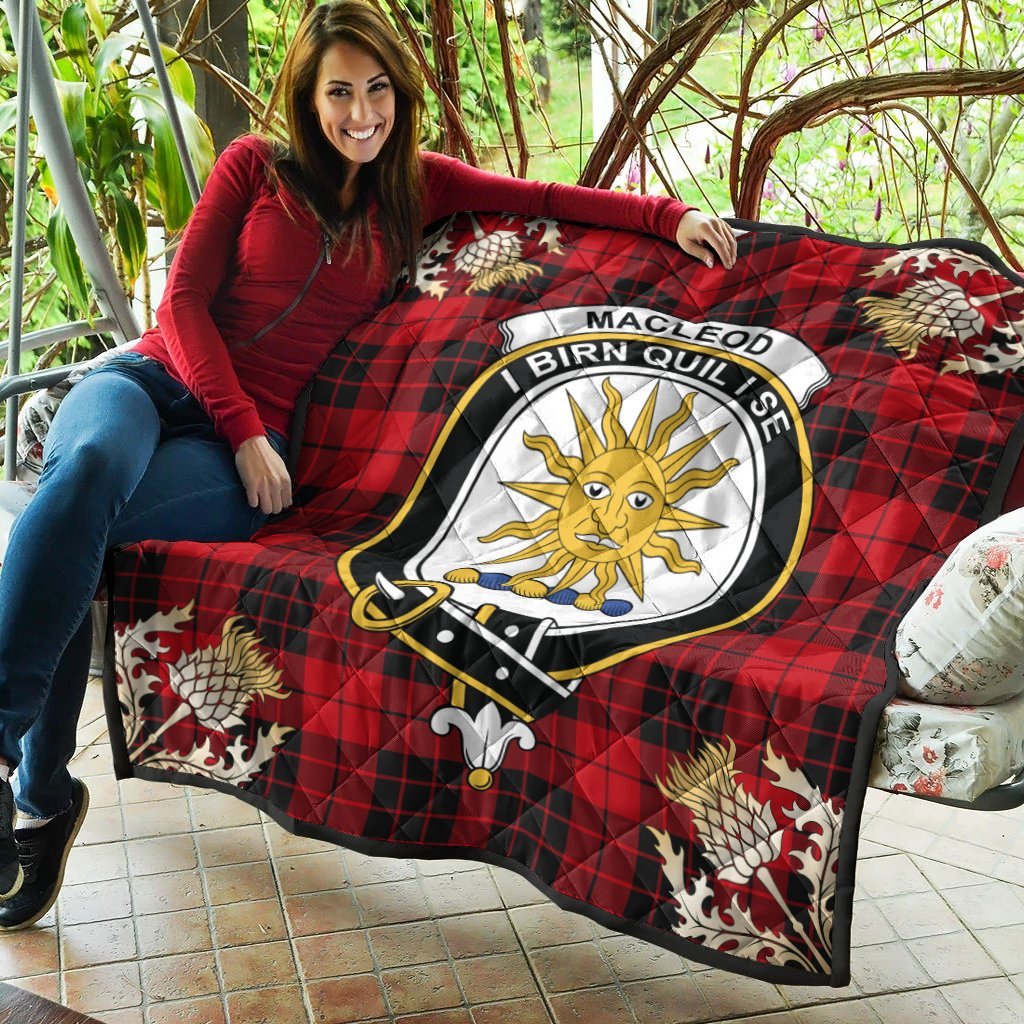 MacLeod of Raasay Tartan Crest Premium Quilt - Gold Thistle Style