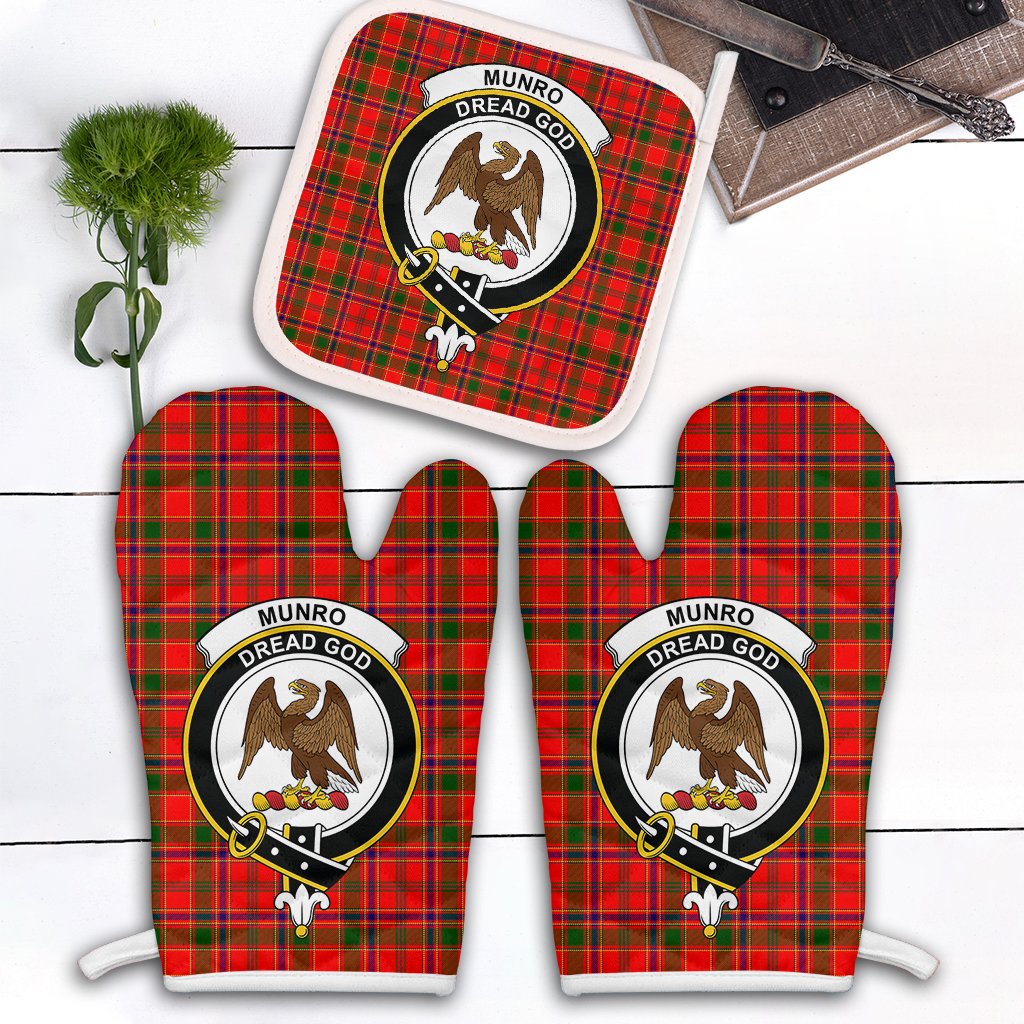 Munro Modern Tartan Crest Oven Mitt And Pot Holder (2 Oven Mitts + 1 Pot Holder)