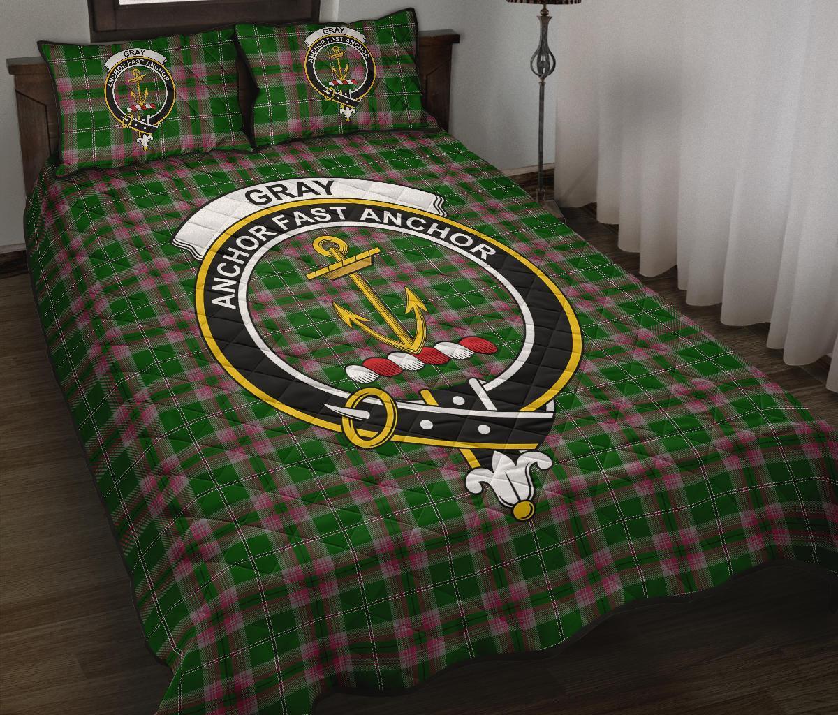 Gray Hunting Tartan Crest Quilt Bed Set