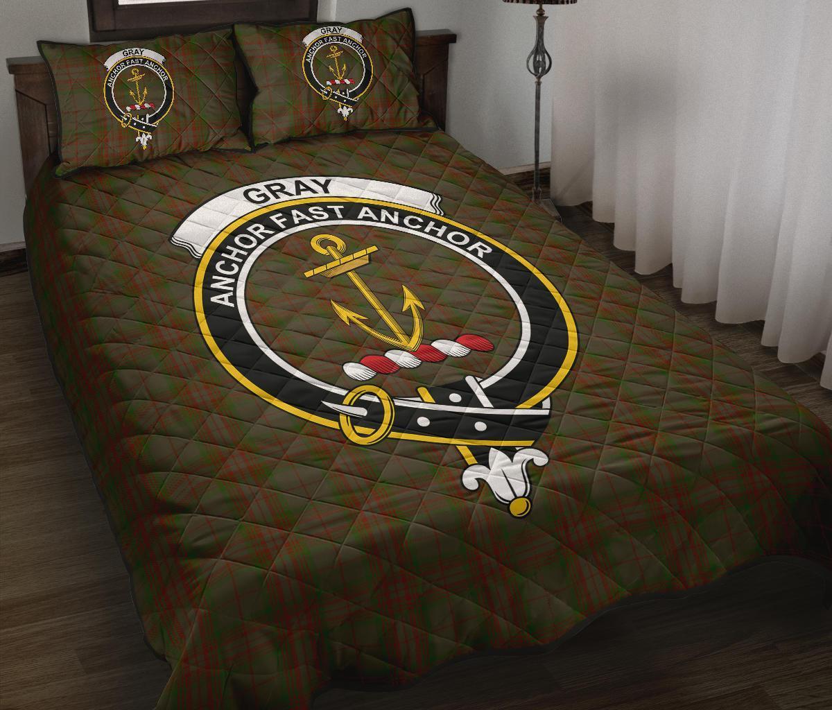 Gray Tartan Crest Quilt Bed Set