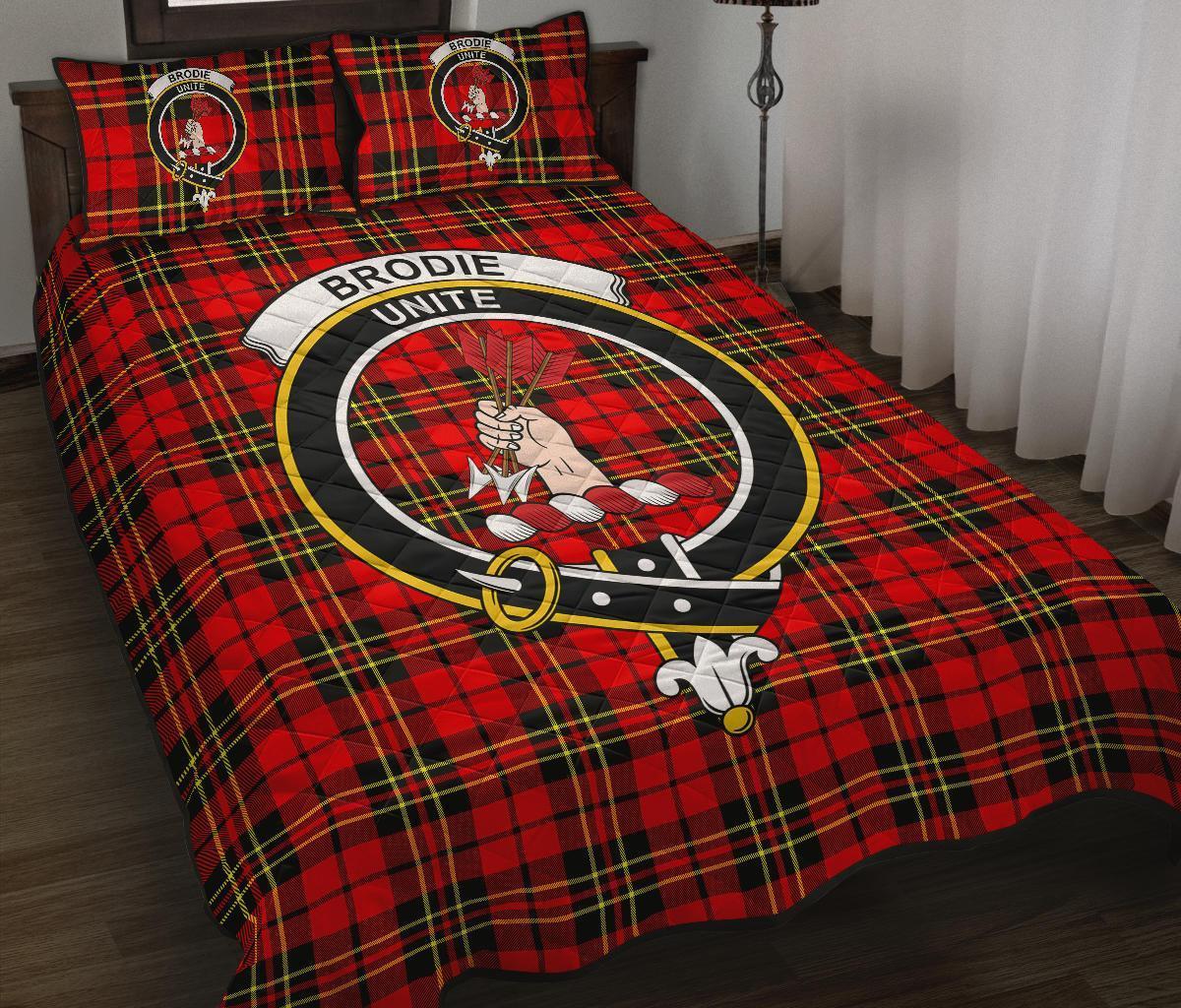 Brodie Modern Tartan Crest Quilt Bed Set