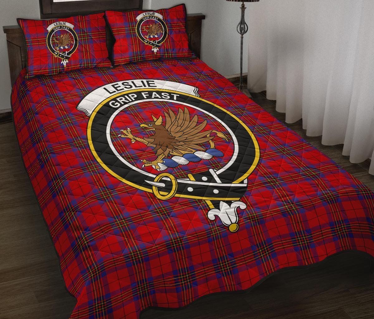 Leslie Modern Tartan Crest Quilt Bed Set